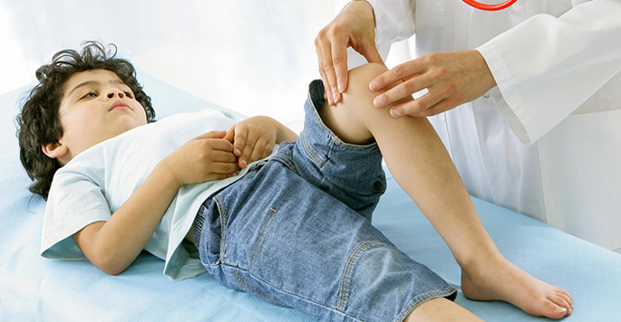 детский травматолог ортопед смотрим ребенка